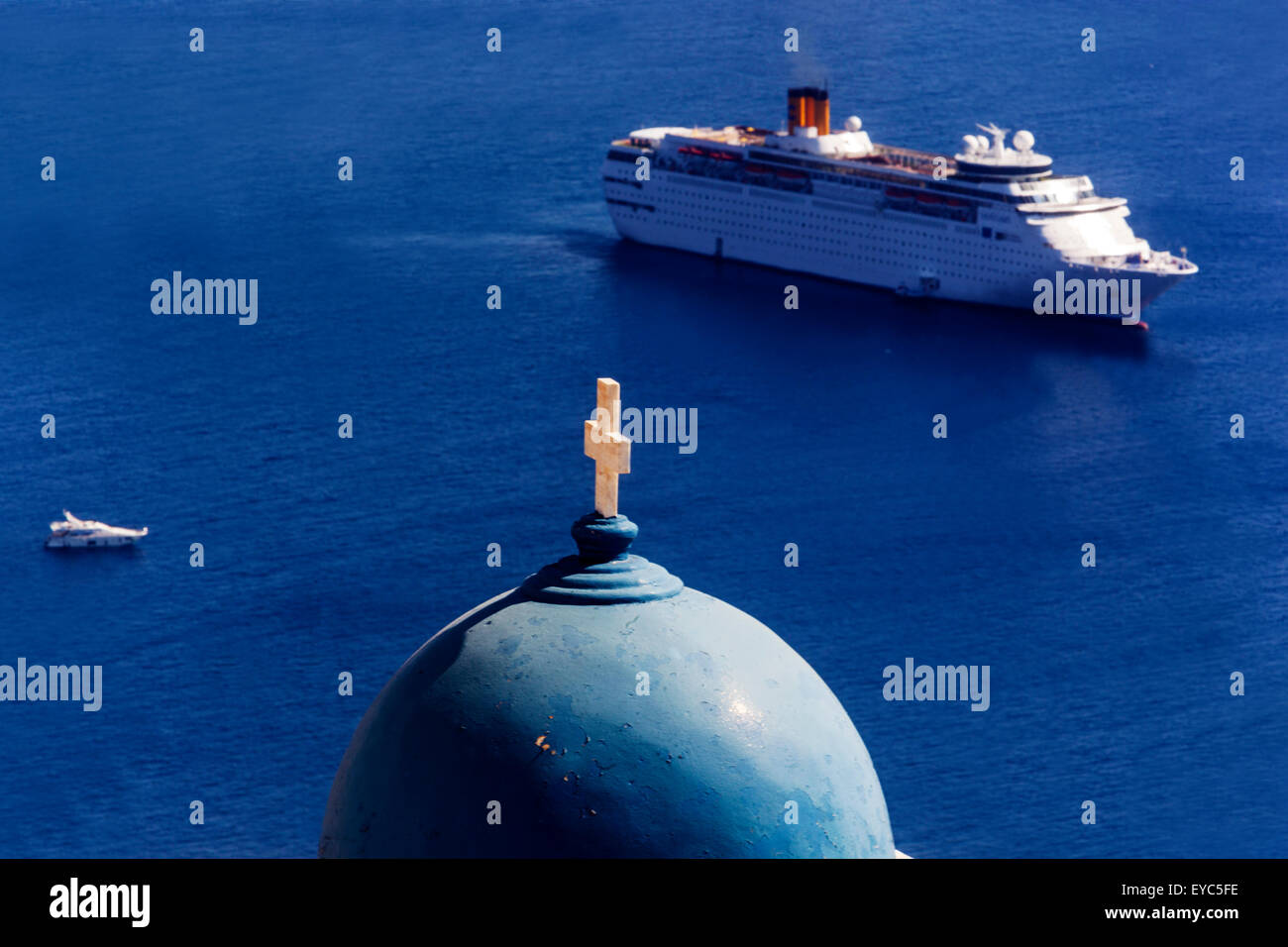 Griechische Insel Santorini blaue Kuppel Kirche mit Kreuz auf und Kreuzfahrtschiff auf dem Meer Griechenland Inseln Europa Ozean Stockfoto
