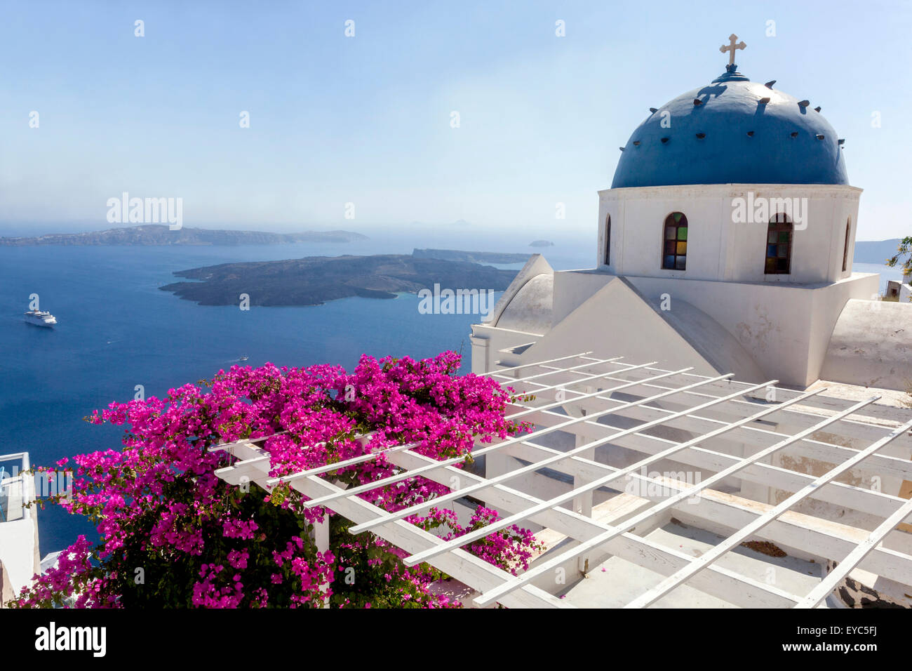Imerovigli, Santorini Blaue Kuppel Kirche Kykladen Inseln, Griechische Inseln, Griechenland Bougainvillea auf der Terrasse Pergola Europa Stockfoto
