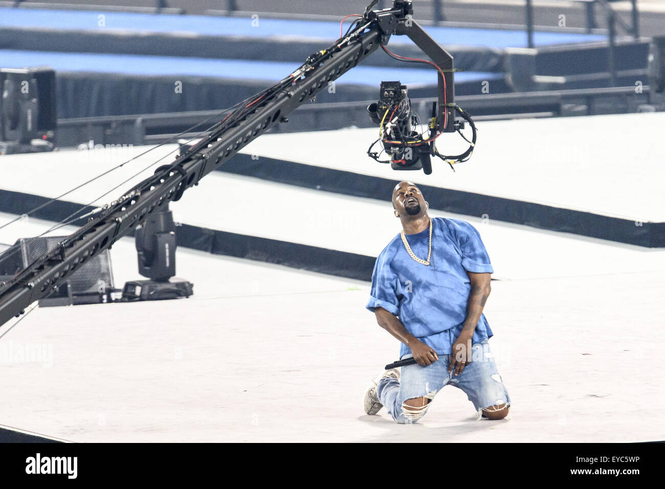 Toronto, Ontario, Kanada. 26. Juli 2015. US-amerikanischer Rapper KANYE WEST führt bei Pan American Games 2015 Abschlussfeier im Rogers Centre, Toronto, Kanada. Bildnachweis: Igor Vidyashev/ZUMA Draht/Alamy Live-Nachrichten Stockfoto