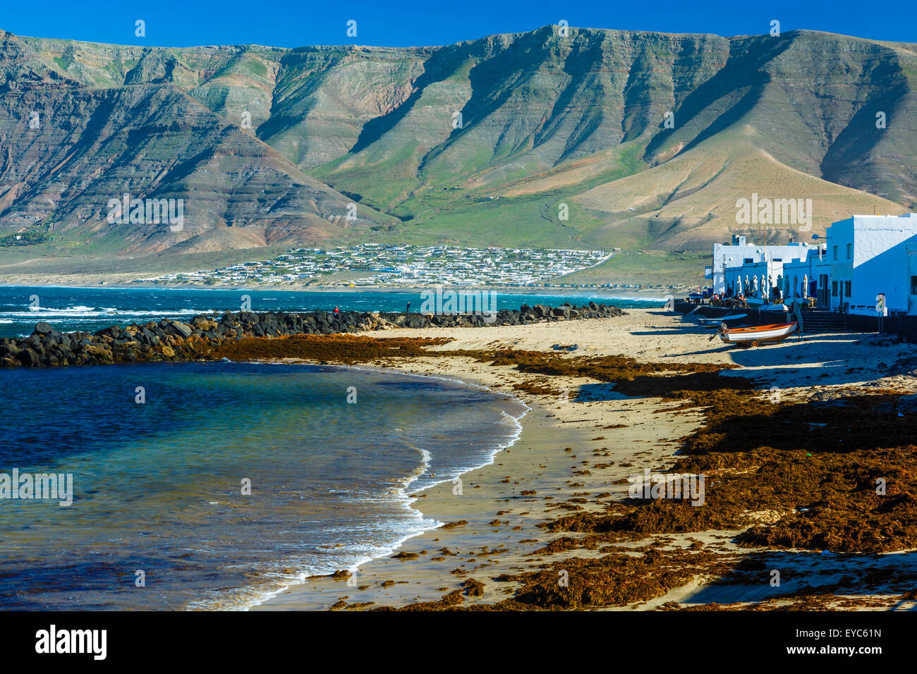 Strand und Dorf. Caleta de Famara, Lanzarote, Kanarische Inseln, Spanien, Europa. Stockfoto