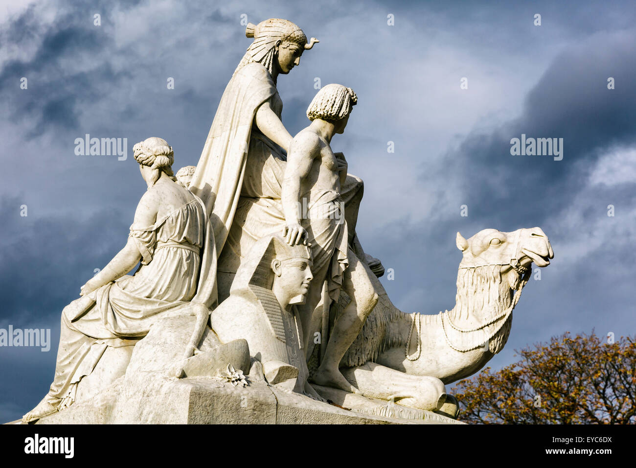 Skulptur und stürmischen Himmel. Stockfoto