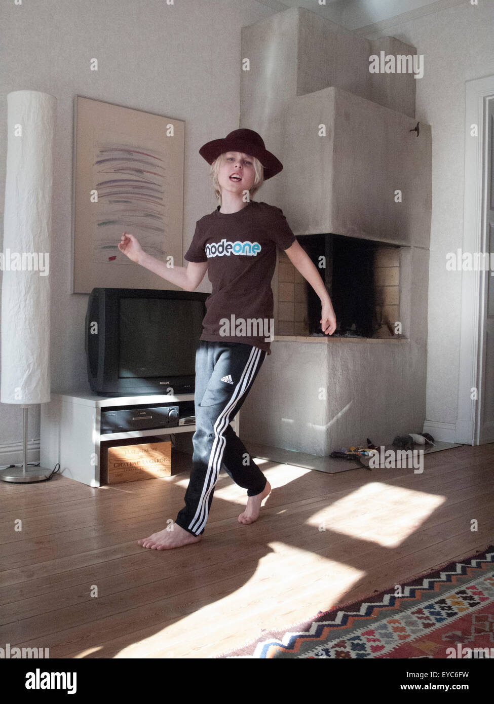 Einen neun Jahre alten Jungen, tanzt Stockfoto