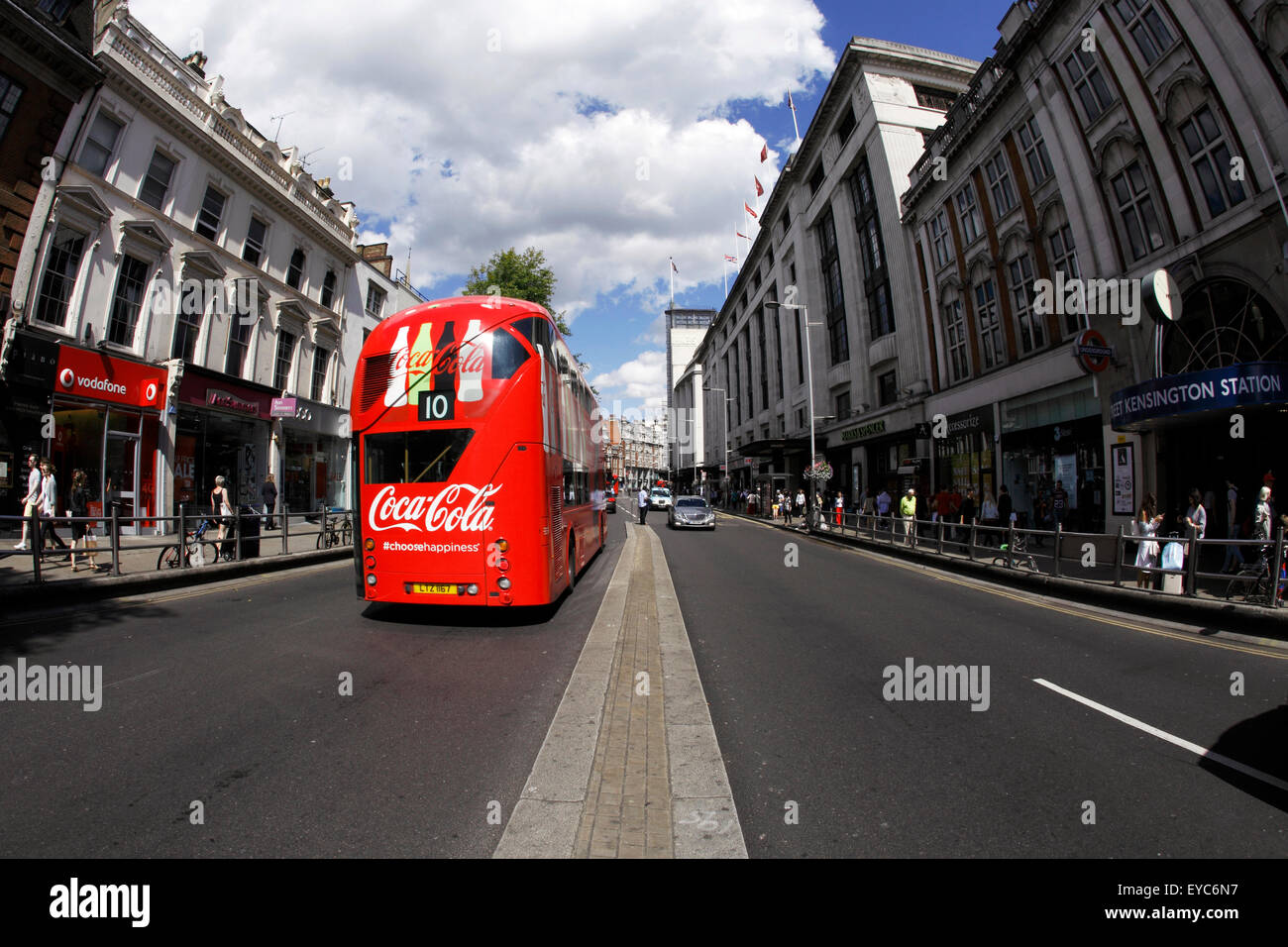 High Street Kensington u-Bahnstation mit der Straße im Vordergrund. Stockfoto