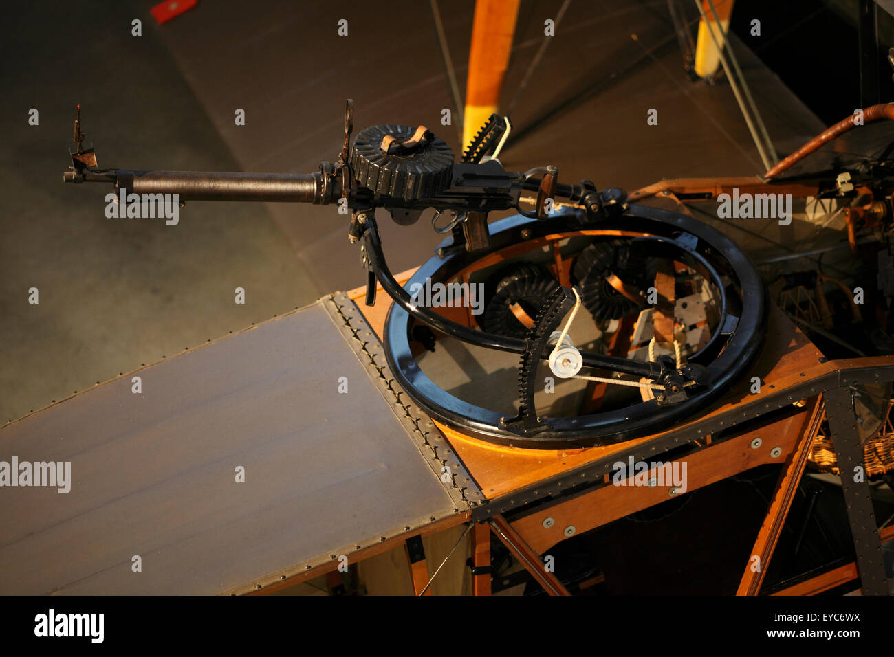 1. Weltkrieg Doppeldecker Lewis Gun für den Heckschützen Stockfoto