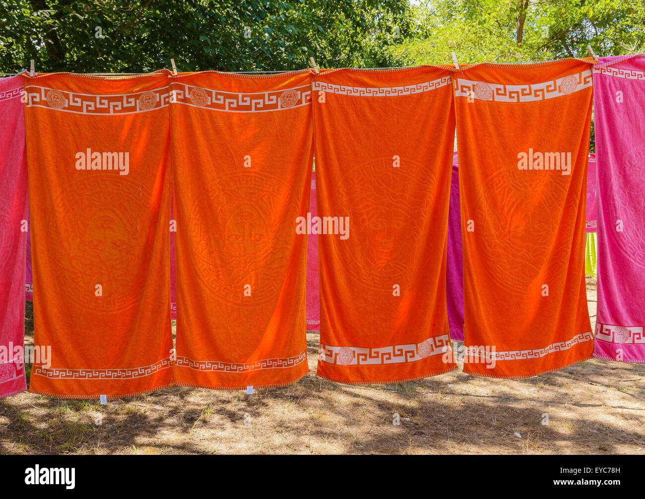 Bunte Handtücher hängen an einem Seil in den Wald Stockfoto