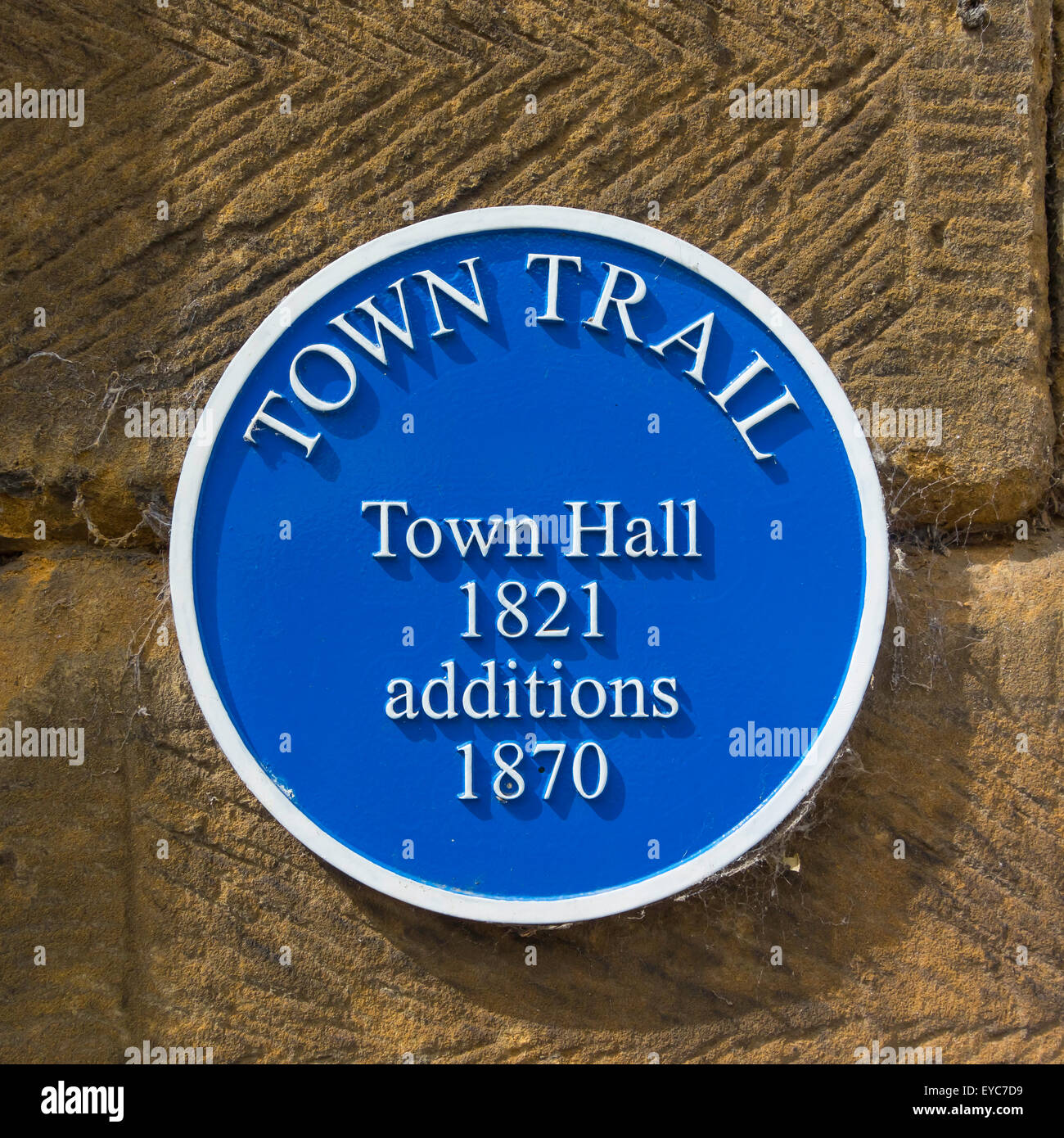 Eine blaue Plakette für das Rathaus erbaut 1821 Ergänzungen 1870 Kennzeichnung der Stadt Trail in Kolonialwarenhändler Stockfoto