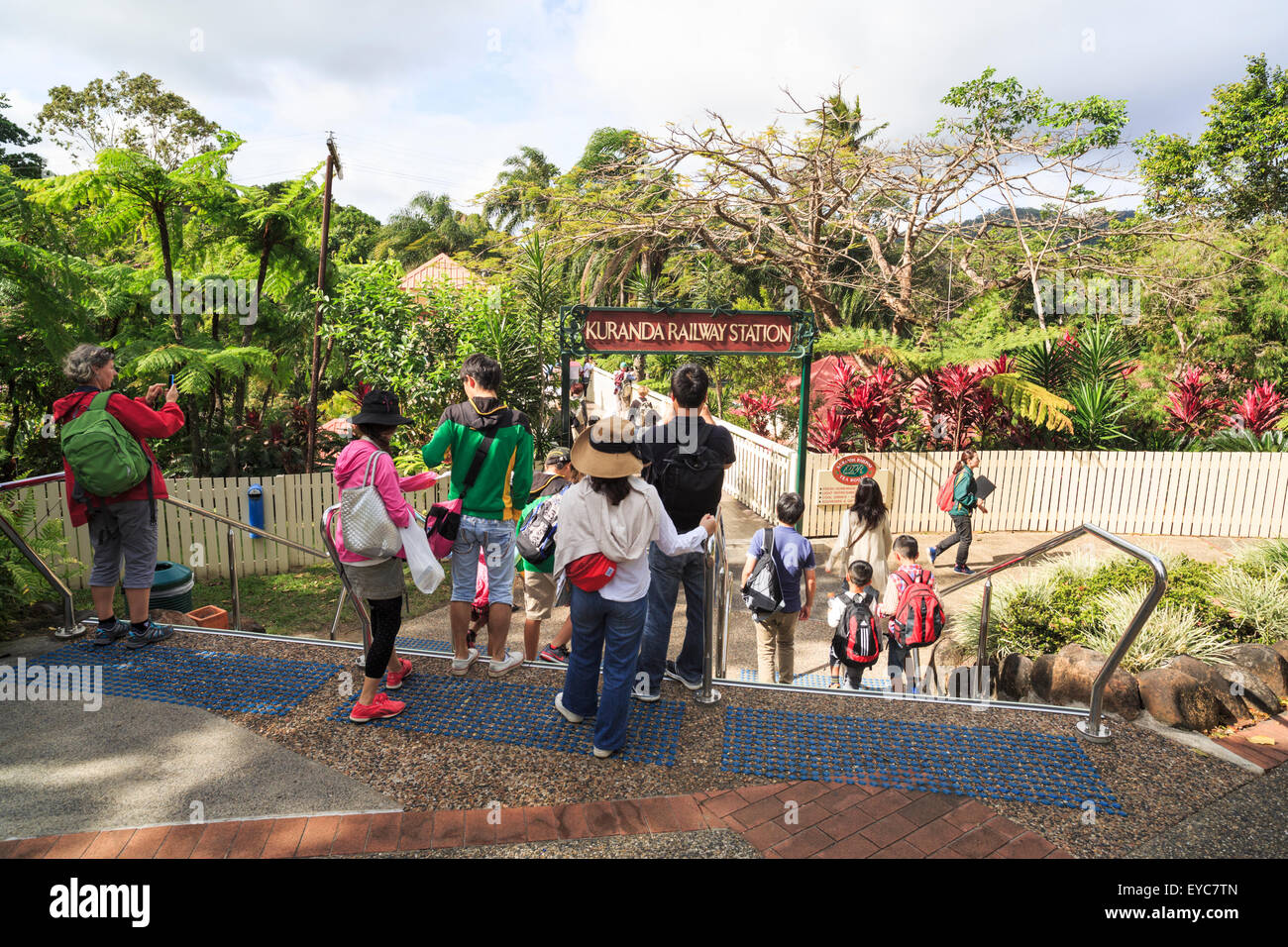 Touristen vor Kuranda Bahnhof Stockfoto