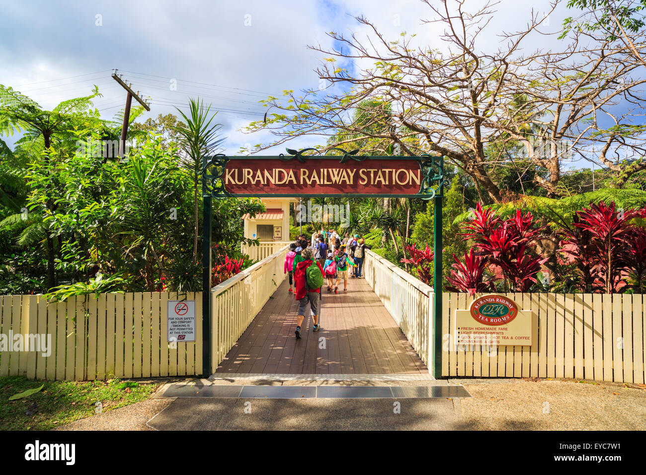 Touristen vor Kuranda Bahnhof Stockfoto