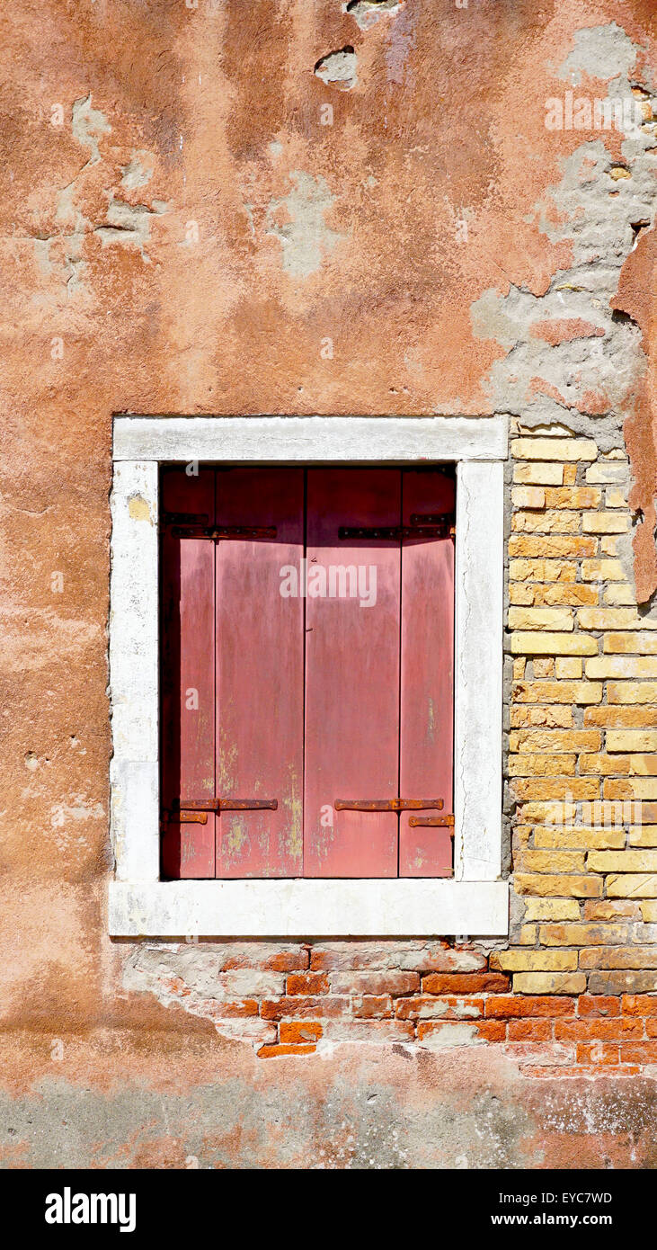 roten Holz Fenster und alten Verfall Wand Gebäude-Architektur in Murano, Venedig, Italien Stockfoto