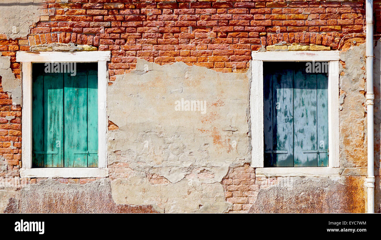 zwei Fenster und Zerfall der alten Mauer Gebäude-Architektur in Murano, Venedig, Italien Stockfoto