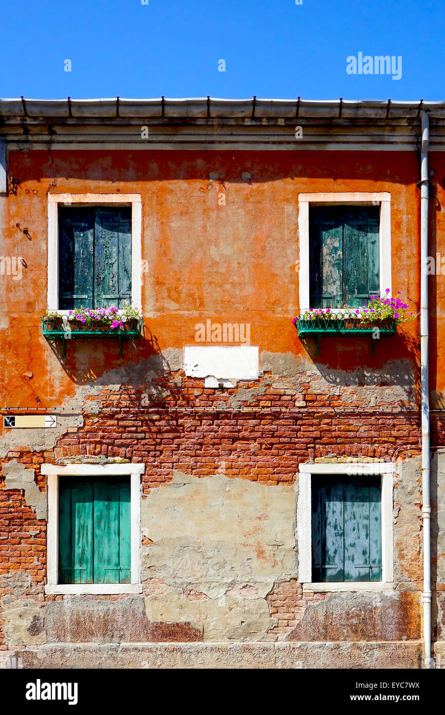 2 Türen und 2 Fenster, die alten Gebäude-Architektur in Murano, Venedig, Italien Stockfoto