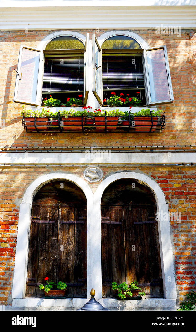 zwei Türen und zwei Fenster Haus Architektur des Gebäudes in Murano, Venedig, Italien Stockfoto