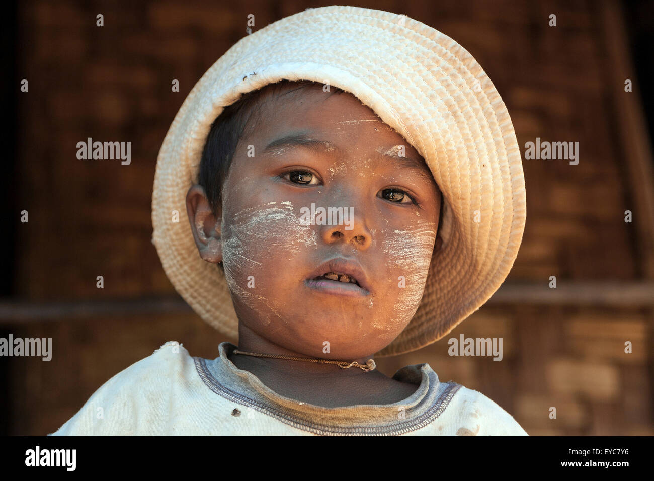 Mädchen mit Hut und Thanaka Paste auf das Gesicht, Porträt, Nyaung Shwe, Shan State in Myanmar Stockfoto