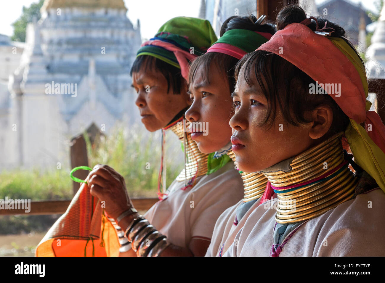 Frauen vom Stamm Padaung in typischer Kleidung und Kopfbedeckung, Halsketten, Inle See, Shan State in Myanmar Stockfoto