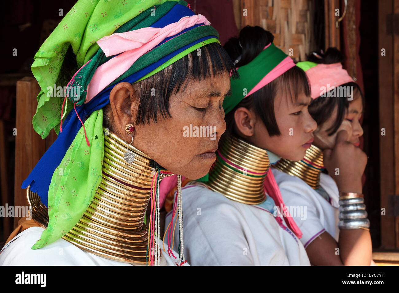 Frauen vom Stamm Padaung in typischer Kleidung und Kopfbedeckung, Halsketten, Inle See, Shan State in Myanmar Stockfoto