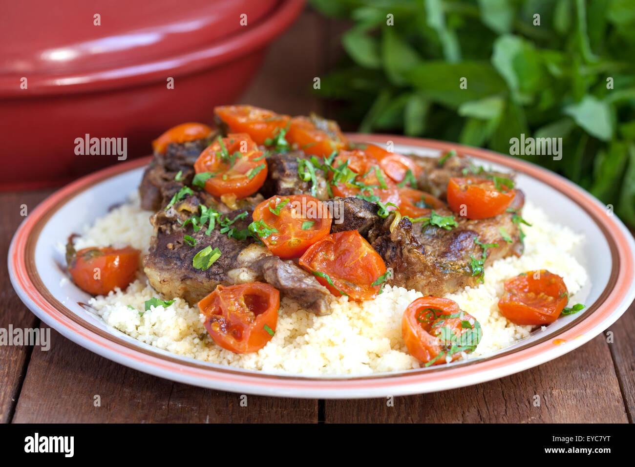 Marokkanisches lamm tajine mit couscous -Fotos und -Bildmaterial in ...