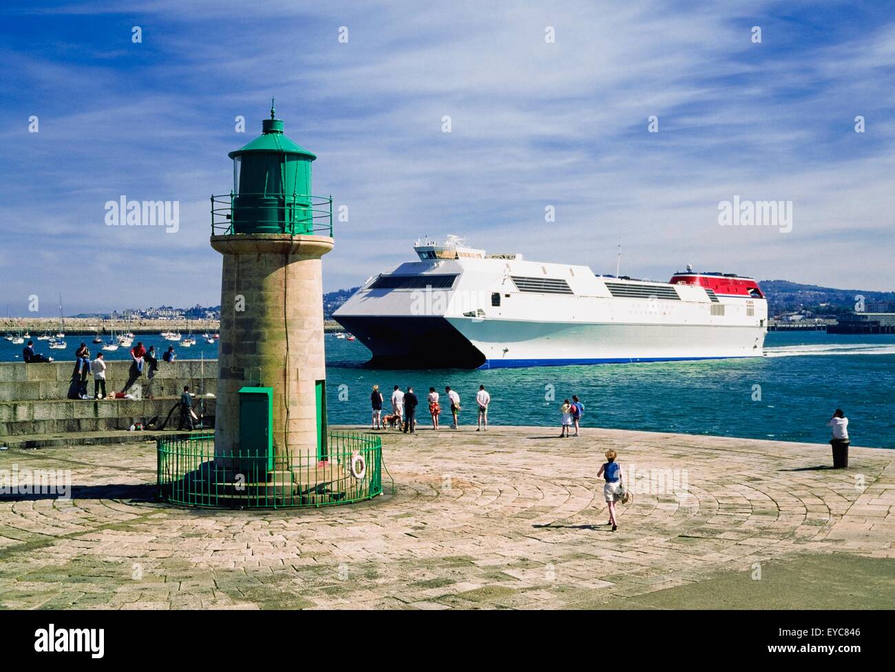 Dun Laoghaire-Rathdown West Pier Lighthouse, Dun Laoghaire, Co, Irland; Leuchtturm und Schiff In der Ferne Stockfoto