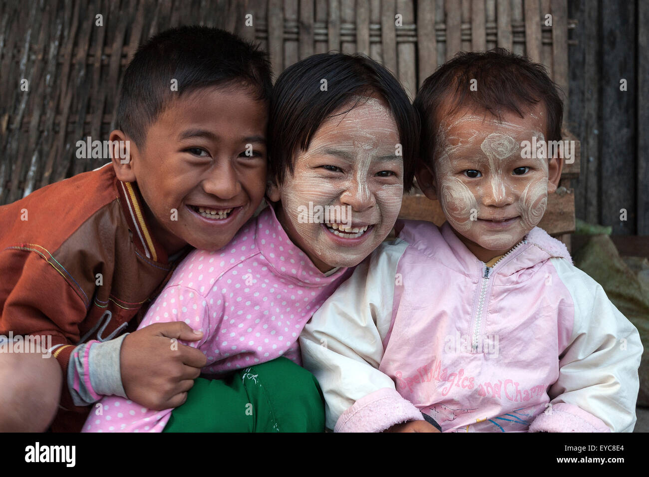Lokale Kinder, Lächeln, Thanaka paste auf das Gesicht Nyaung Shwe, Shan State in Myanmar Stockfoto