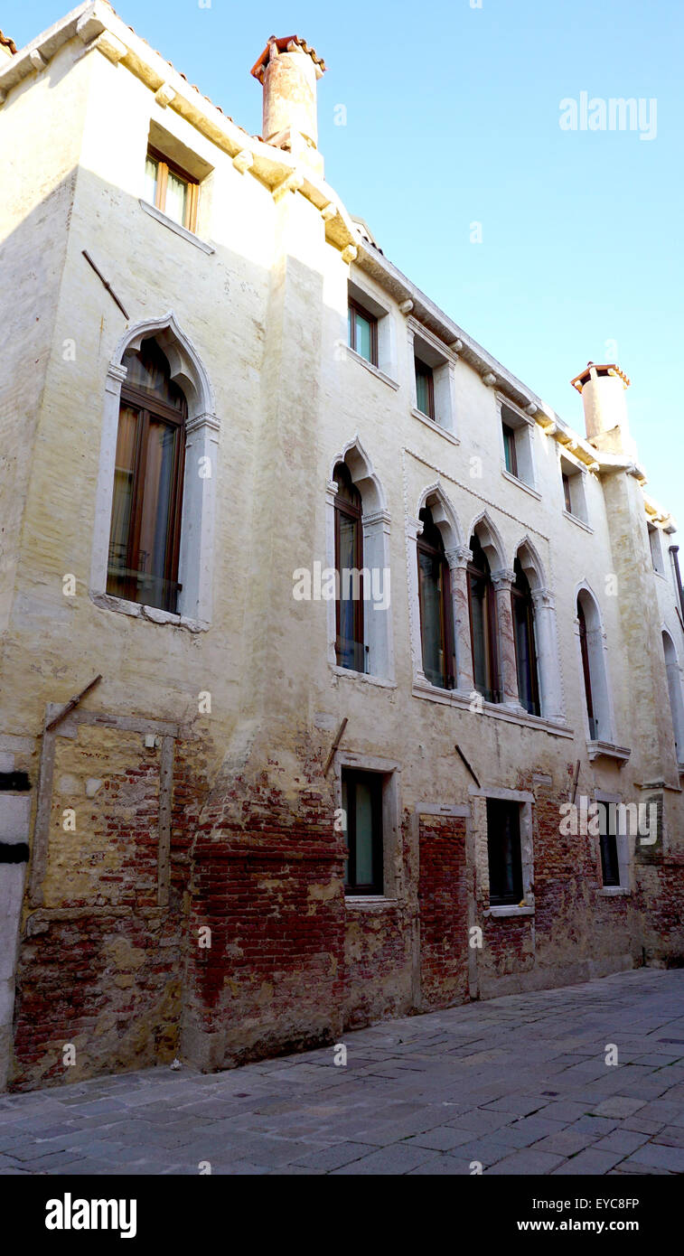 Gasse mit antiker Architektur in Venedig, Italien Stockfoto