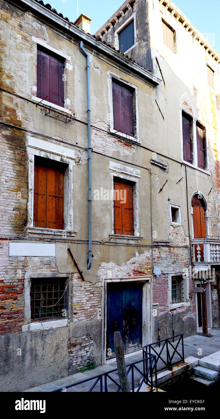 antike Architektur und Gehweg in Venedig, Italien Stockfoto