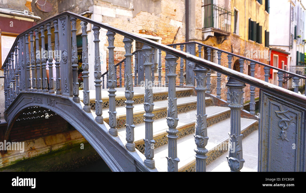 Metall-Brücke überqueren Kanal in Venedig, Italien Stockfoto