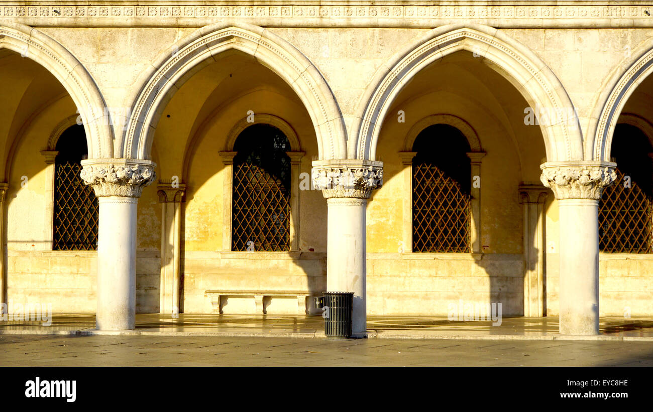 San Makro Fenster und Ornamente öffnen Raumarchitektur in Venedig, Italien Stockfoto