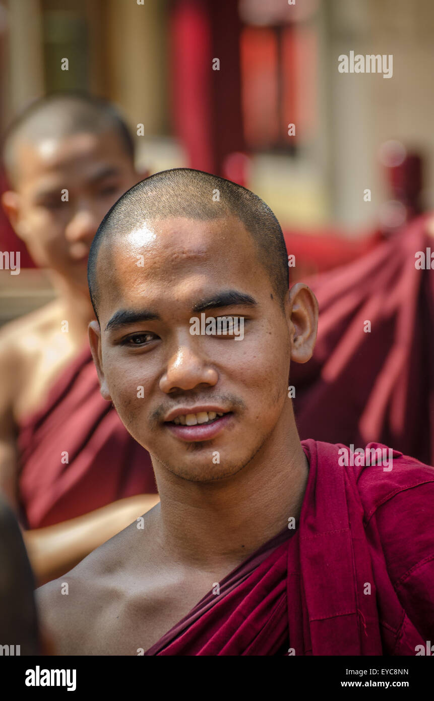 Mönche warten Mittagessen, Mahagandayon Kloster, Amarapura, Myanmar, Asien Stockfoto