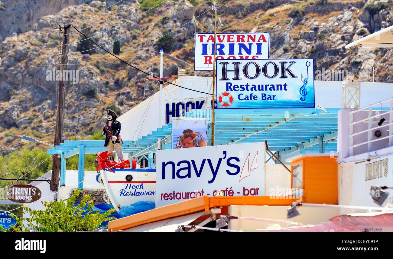 Tavernen, Restaurants, Café-Bars in Kamari, Santorini, Griechenland Stockfoto