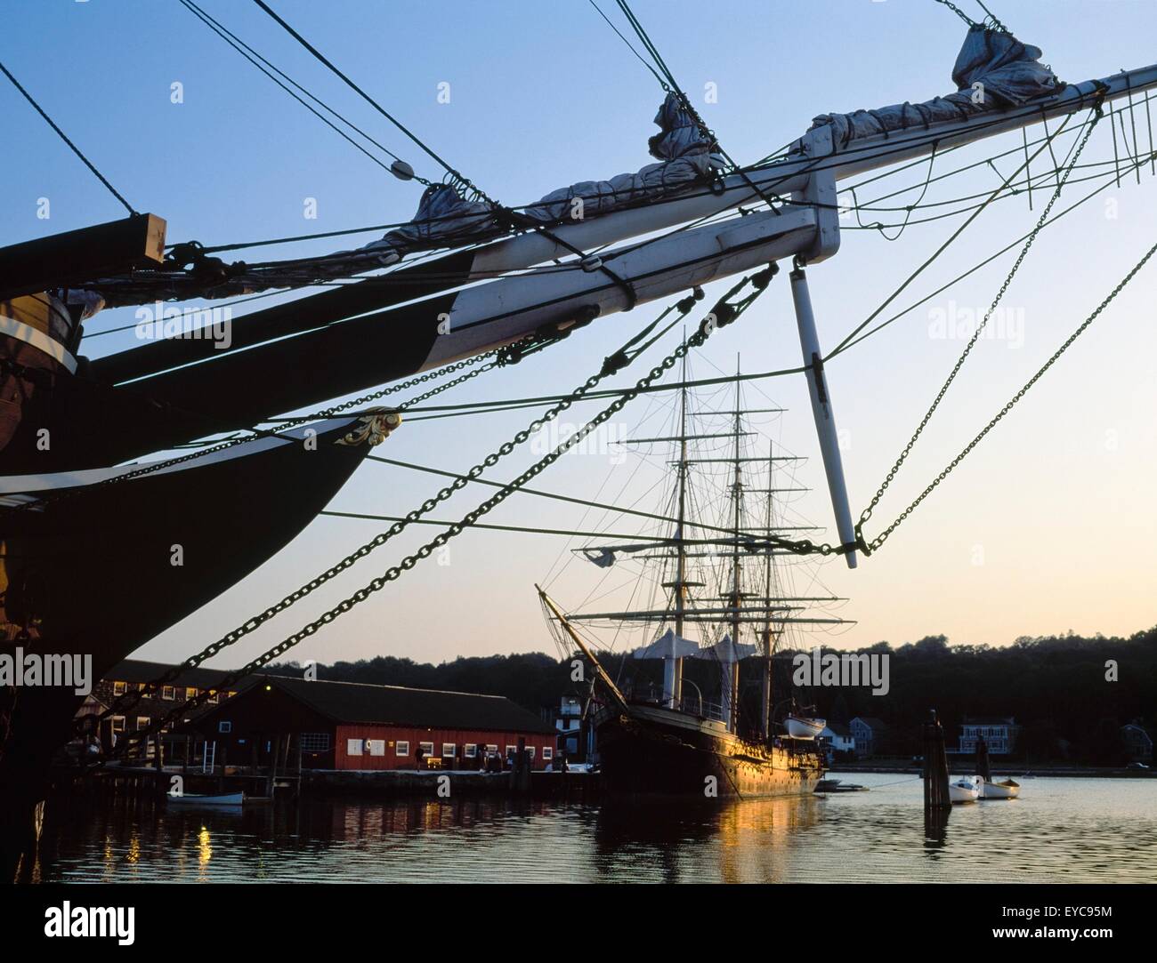 Großsegler; Bug eines Schiffes mit einem anderen Großsegler In der Ferne Stockfoto