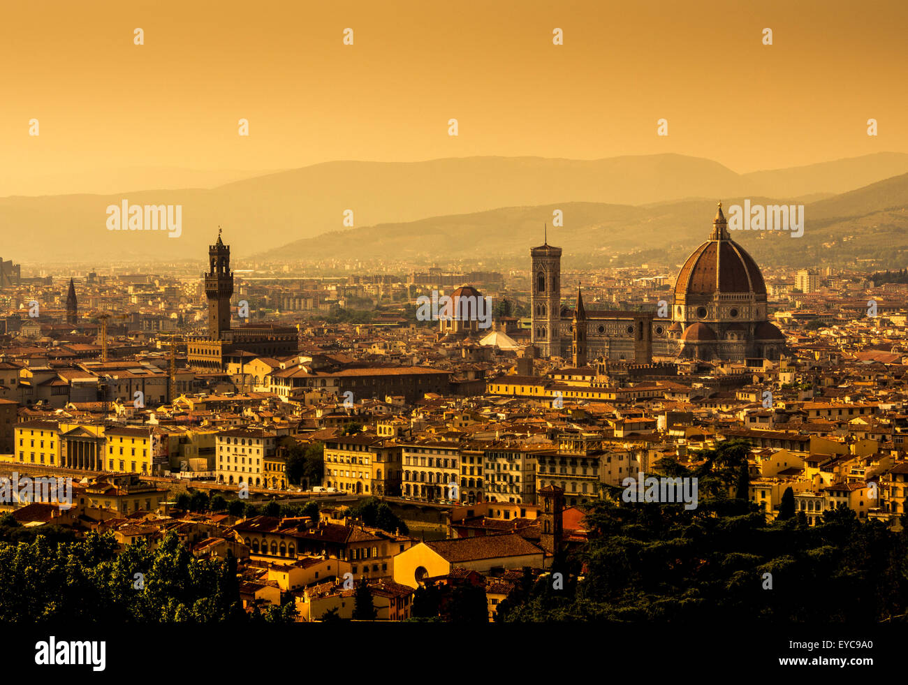 Die Kathedrale oder der Dom von Florenz sind vom San Miniato al Monte aus zu sehen. Florenz, Italien. Stockfoto
