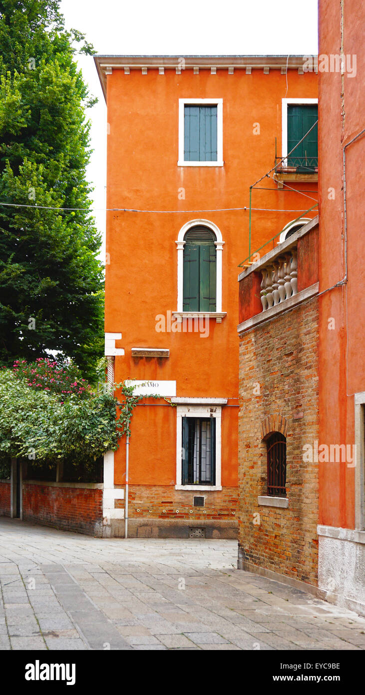 Gasse mit orange antike Gebäude in Venedig, Italien Stockfoto