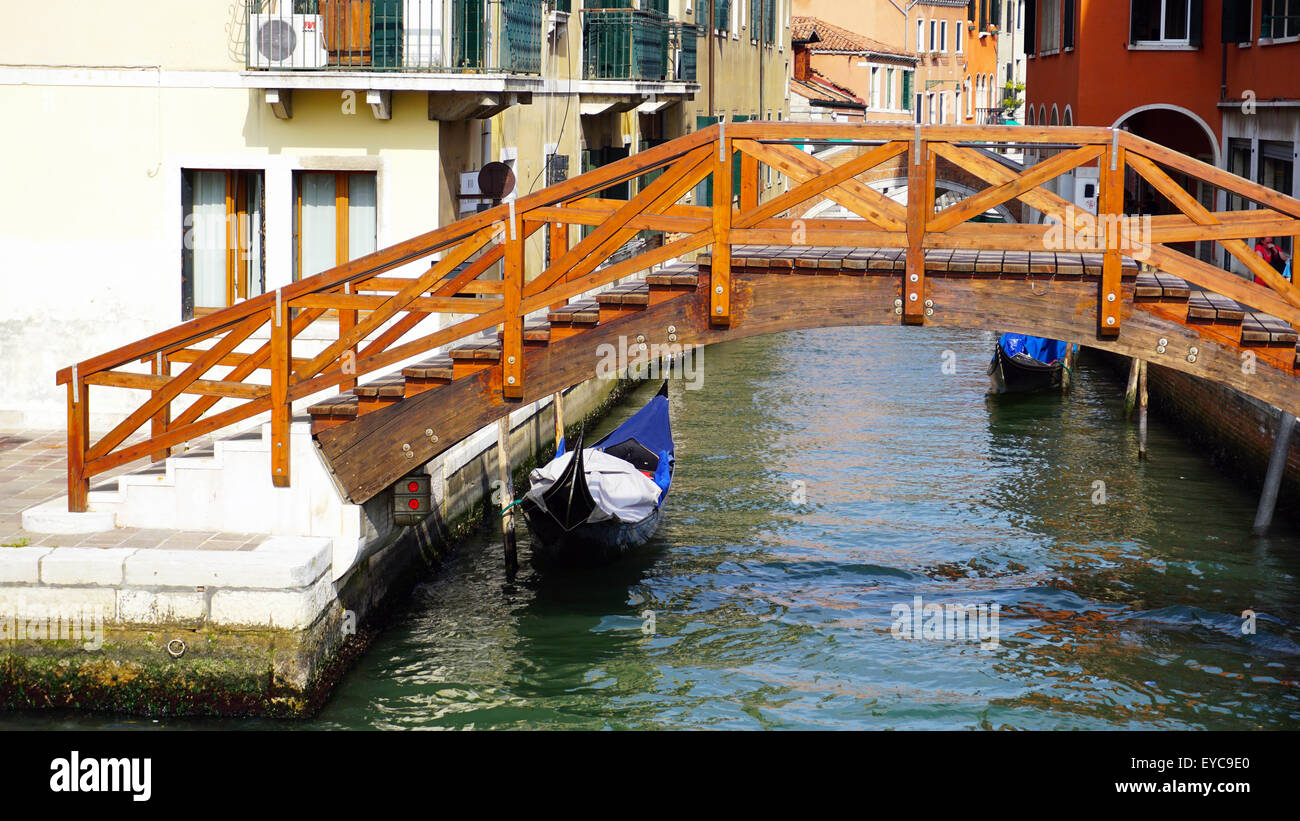 Brücke, Kanal- und Gondel Holzboot in alte Stadt Venedig, Italien Stockfoto