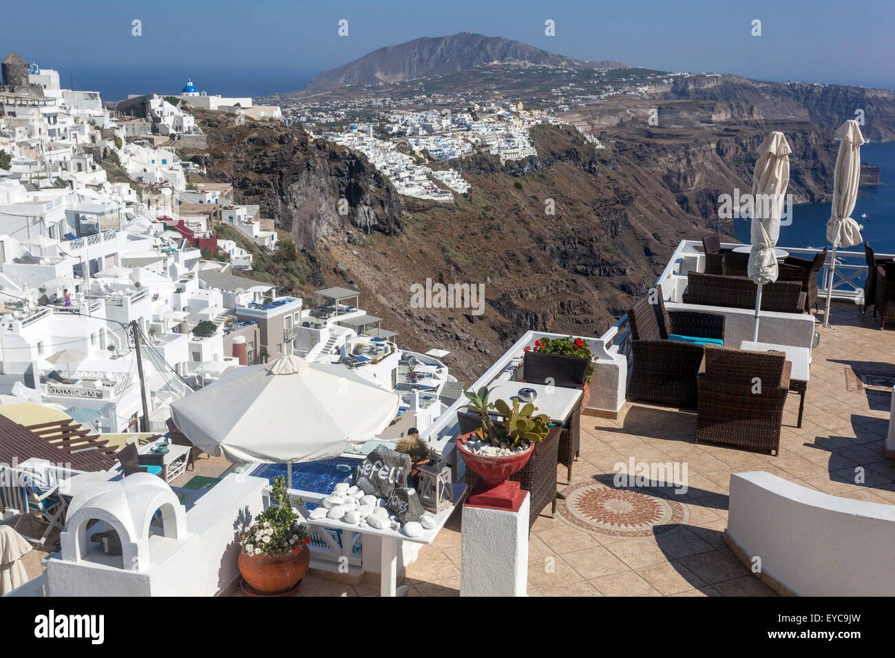 Imerovigli, Firostefani Santorini Landschaft mit weißen Gebäuden auf der Klippe griechische Insel Griechenland Thira Landschaft Weiße Mauer Haus Terrassenhäuser Stockfoto