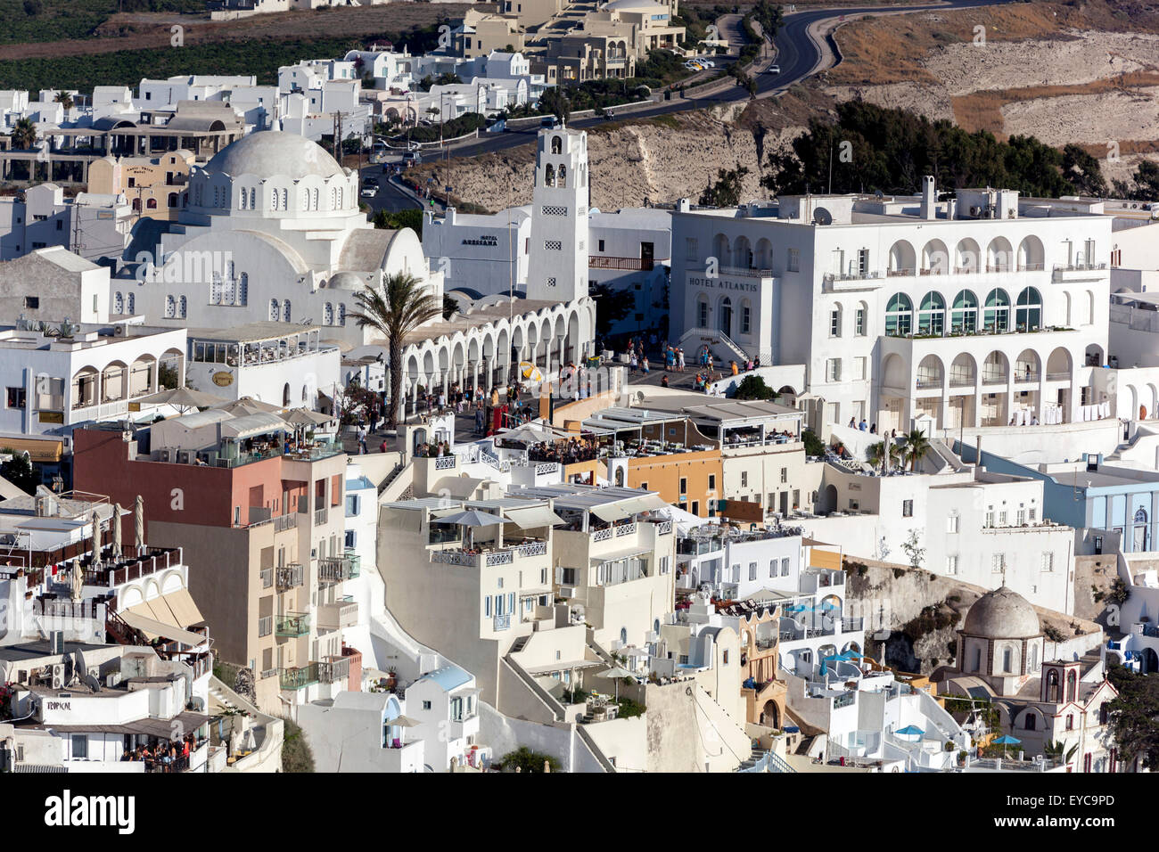 Weiße Häuser Fira Santorini mit der Metropolitan-orthodoxen Kathedrale, Blick auf die Altstadt Santorins weiße Gebäude Griechenland, Europa Thira Cityscape Stockfoto