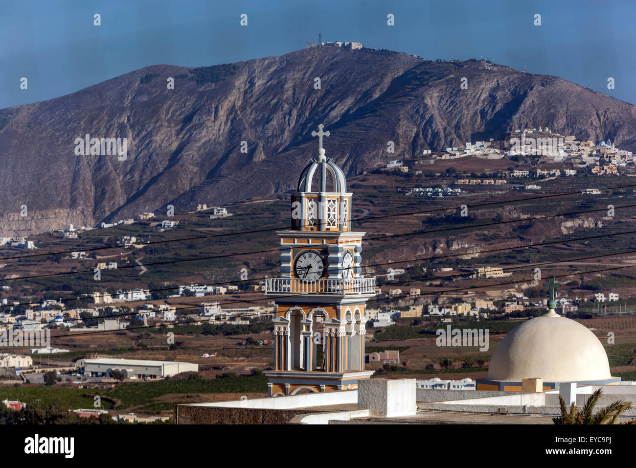 Santorini Kathedrale Turm, Hintergrund Berg Prophet Ilias Santorini Thira Griechenland Berg Stockfoto
