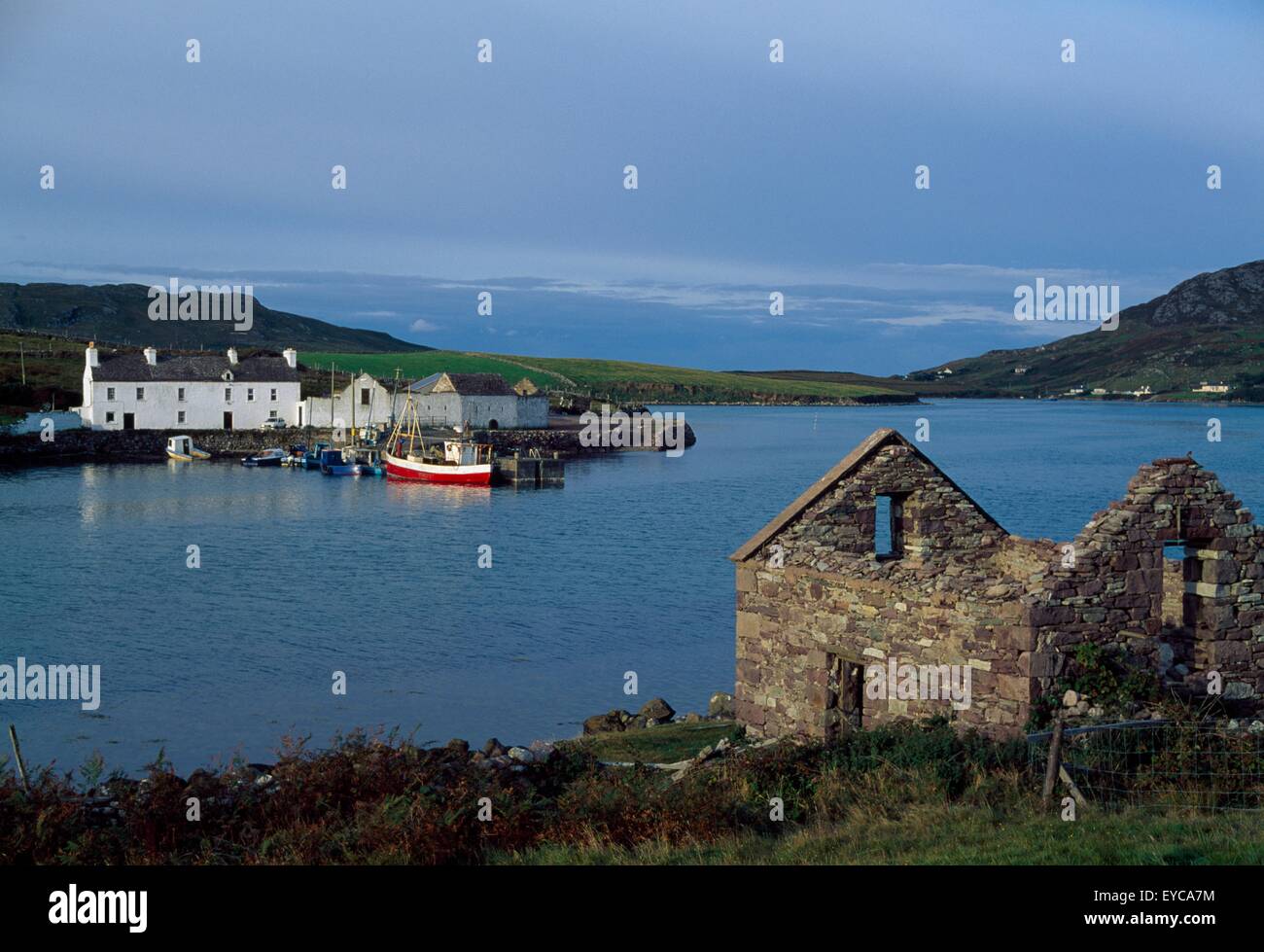 Co Mayo, Irland; Verfallenes Haus in einem Kai von Booten und Gebäuden Stockfoto