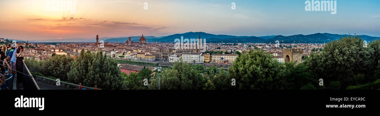 Panoramablick auf Florenz bei Sonnenuntergang, von der Viale Giuseppe Poggi, Italien. Stockfoto