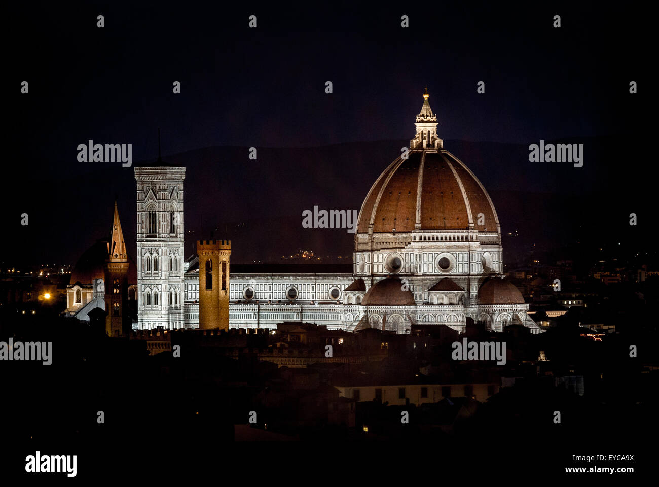 Kathedrale von Florenz mit Bargello National Museum im Vordergrund bei Nacht. Florenz, Italien. Stockfoto