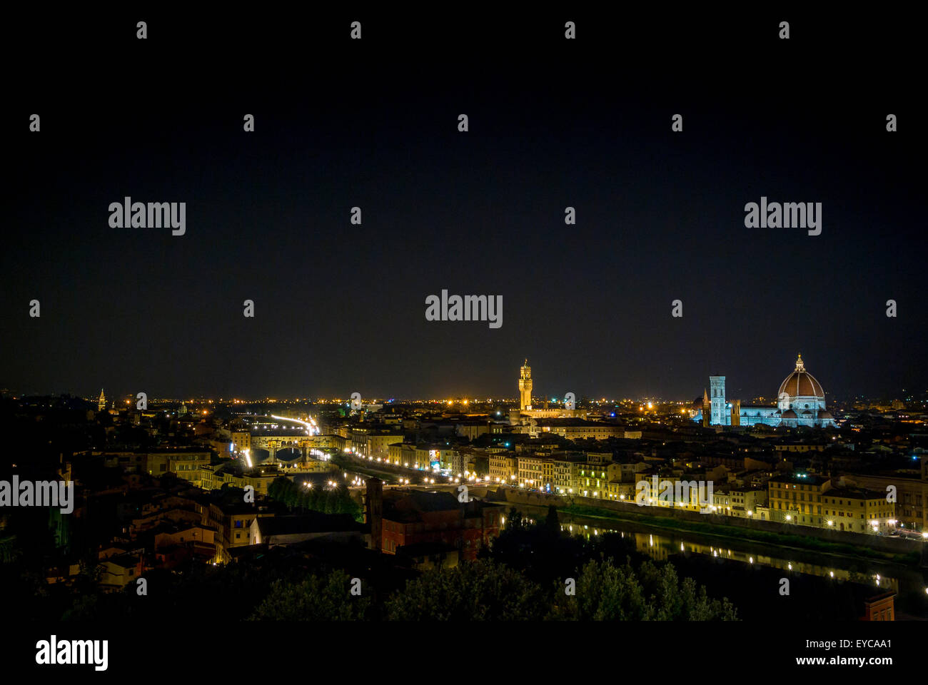 Ponte Vecchio in der Nacht und dem Fluss Arno. Florenz, Italien. Stockfoto