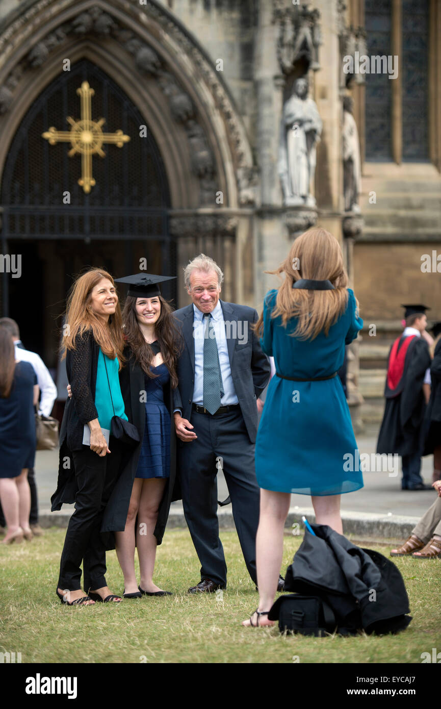Ein Familienfoto an der University of West Of England (UWE)-Abschlusstag in Bristol Cathedral UK Stockfoto