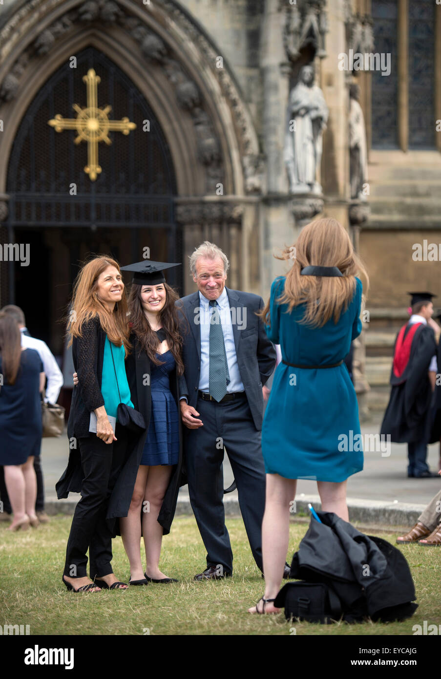 Ein Familienfoto an der University of West Of England (UWE)-Abschlusstag in Bristol Cathedral UK Stockfoto