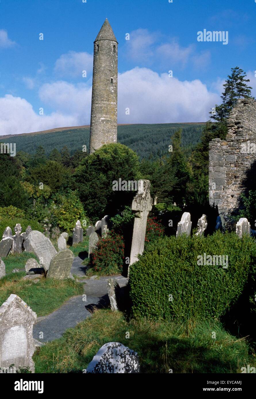 Glendalough, Co Wicklow, Irland; Grabsteine und Rundturm 6.Jahrhundert klösterlichen bauseits Stockfoto