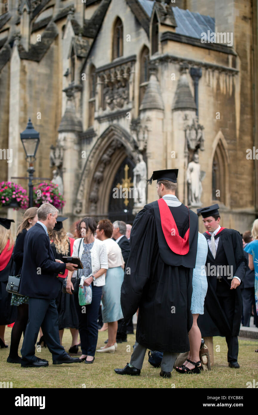 Absolventen und Familienmitglieder an der University of West Of England (UWE)-Abschlusstag in Bristol Cathedral UK Stockfoto