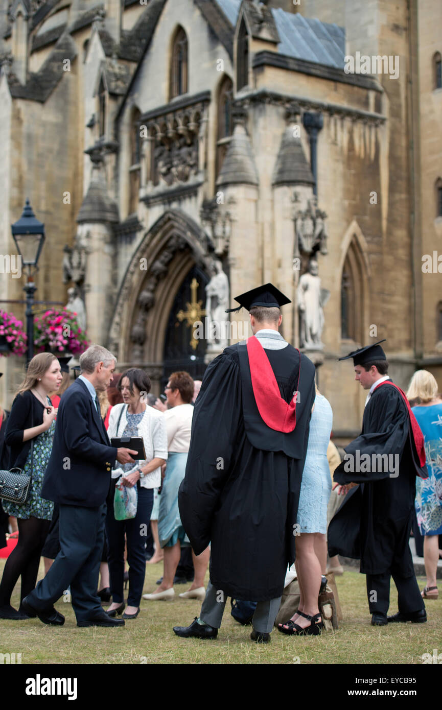 Absolventen und Familienmitglieder an der University of West Of England (UWE)-Abschlusstag in Bristol Cathedral UK Stockfoto