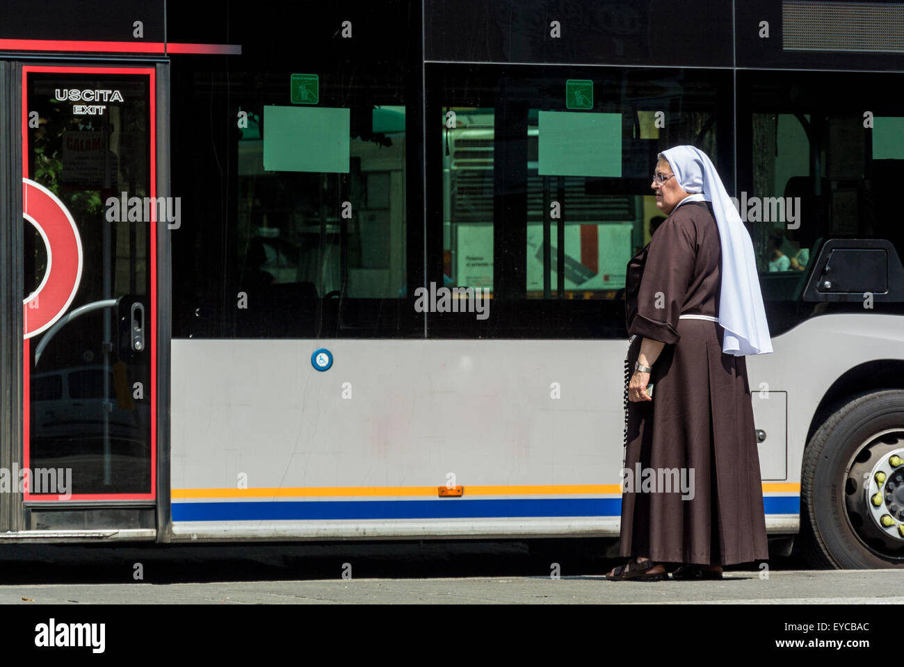 Nonne wartet auf einen Bus. Florenz. Italien. Stockfoto