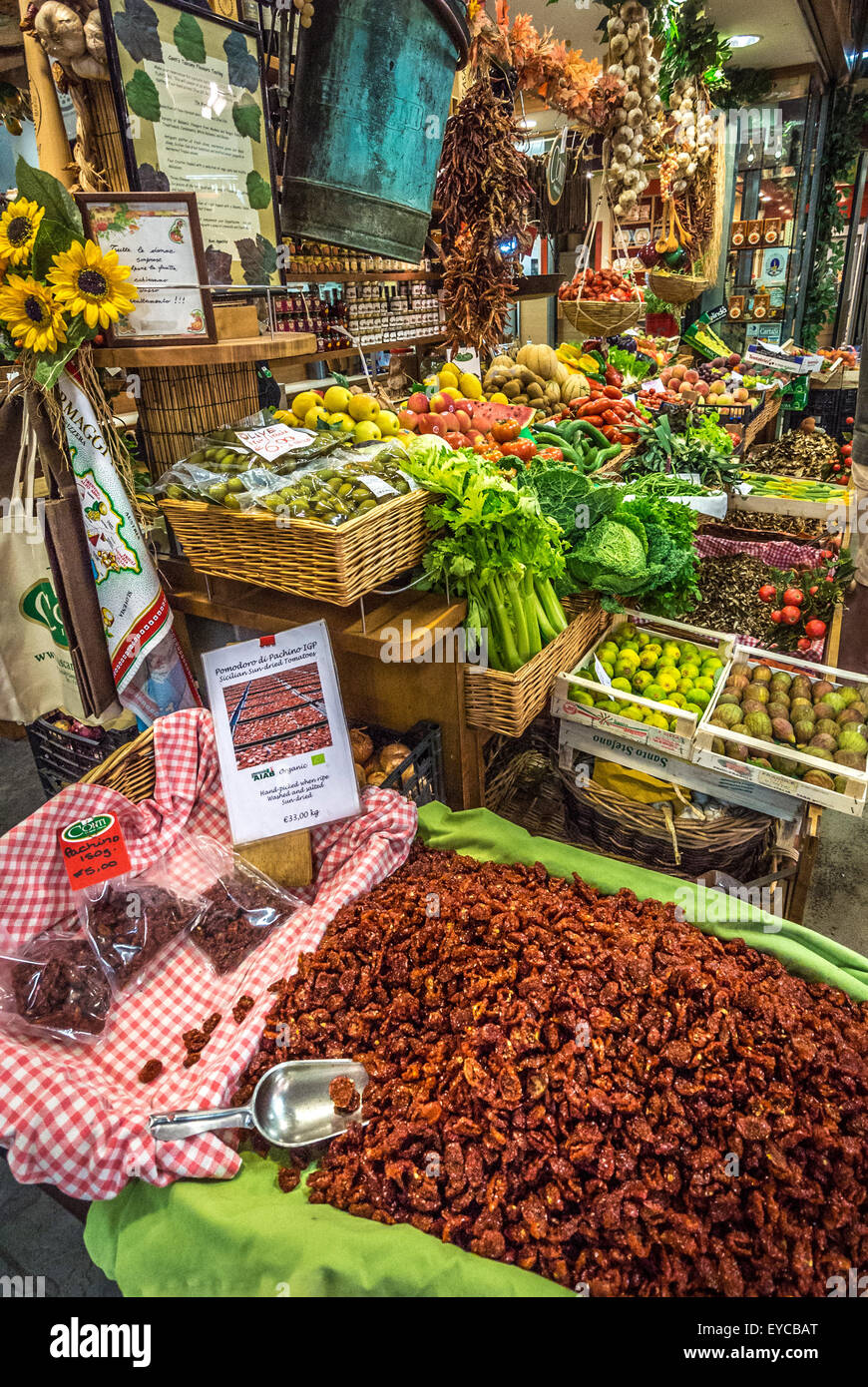 Stall, sonnengetrocknete Tomaten am Mercato Centrale indoor-Markt zu verkaufen. Florenz, Italien. Stockfoto