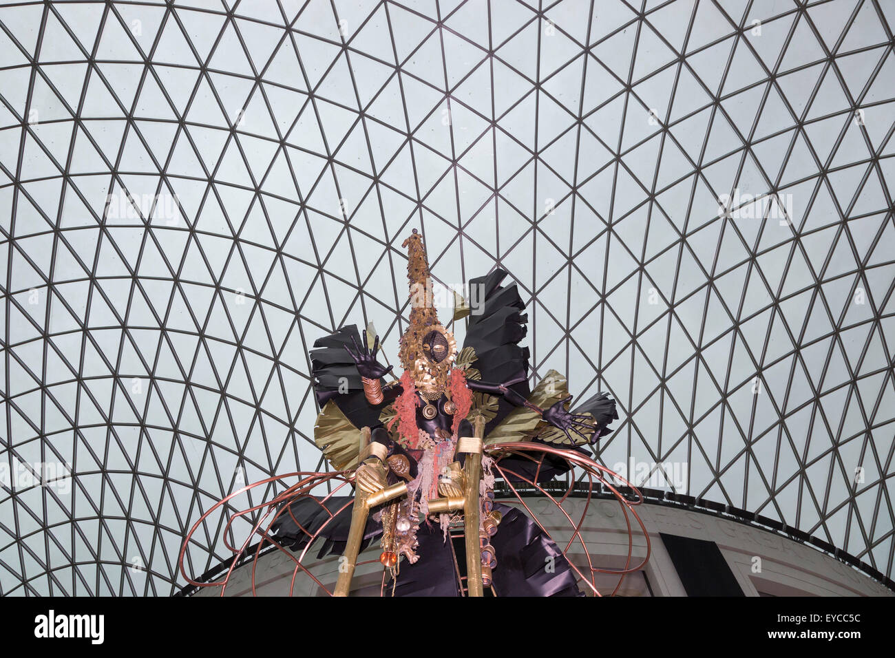 London, UK. 27. Juli 2015. Im Rahmen des "Celebrating Africa" im British Museum hat die UK-Trinidad und Tobago Künstler Zak Ové zwei Moko Jumbie Skulpturen geschaffen. Ove sieben Meter hohen Kirmes-Figuren auf Stelzen sind in der Great Court vom 28. Juli bis 13. September 2015 angezeigt. Die männlichen und weiblichen Figuren sind inspiriert von afrikanischen Maskerade und zeitgleich mit dem Notting Hill Carnival am Ende August in Auftrag gegeben haben. Stockfoto