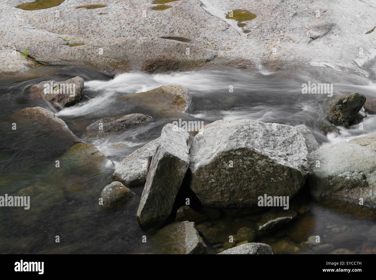 Kleiner Wasserfall am Morgen. Stockfoto