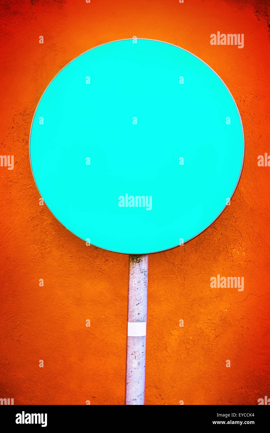 Leere Runde blau Cyan Zeichen gegen Grunge Orange Wand als Kopie Raum für Text oder Bildzeichen Stockfoto
