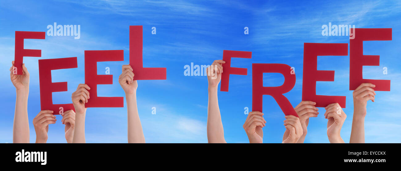 Viele Menschen Hände halten rote Wort fühlen freien blauen Himmel Stockfoto